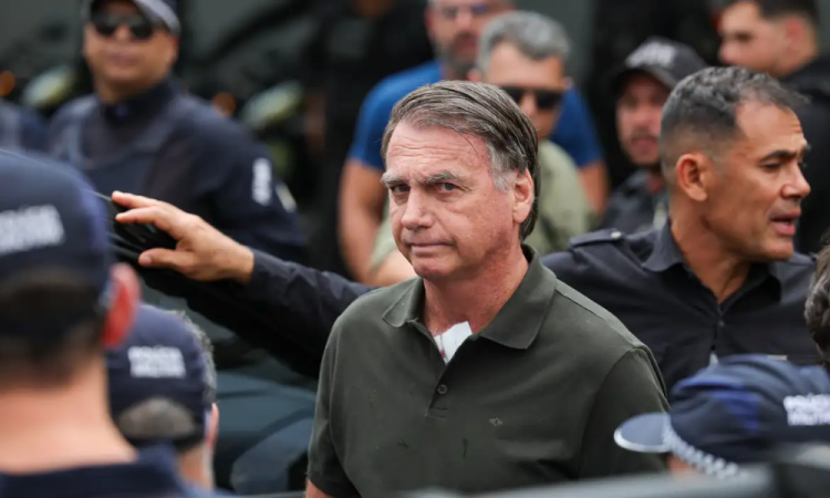 Médicos interrompem remédio que teria causado surto em Bolsonaro medicos-interrompem-remedio-que-teria-causado-surto-em-bolsonaro