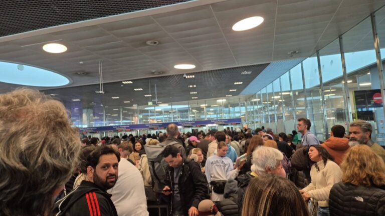 apos-caos-no-aeroporto-de-lisboa,-governo-suspende-sistema-que-substituiu-carimbo-em-passaportes