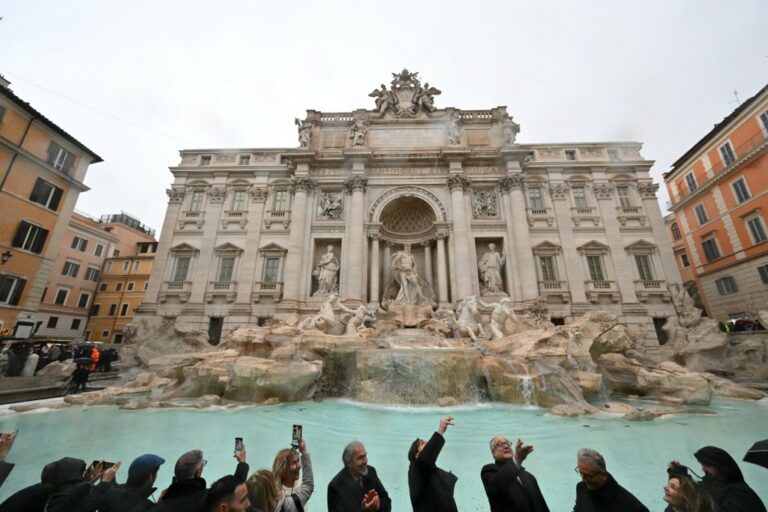 Roma cria taxa de 2 euros para visitantes se aproximarem da Fontana di Trevi roma-cria-taxa-de-2-euros-para-visitantes-se-aproximarem-da-fontana-di-trevi