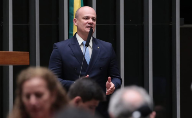 Cabo Gilberto inicia coleta de assinaturas para derrubar veto de Lula à Dosimetria cabo-gilberto-inicia-coleta-de-assinaturas-para-derrubar-veto-de-lula-a-dosimetria