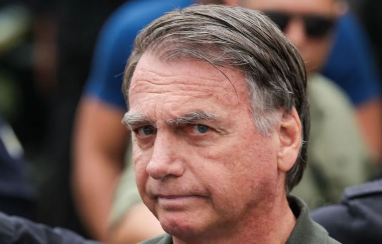 Defesa de Bolsonaro tenta última cartada no STF e pede que plenário anule condenação defesa-de-bolsonaro-tenta-ultima-cartada-no-stf-e-pede-que-plenario-anule-condenacao
