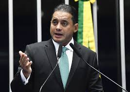 Mensagens do Careca do INSS indicam entrega de dinheiro a ex-assessor de senador: ‘Pegou encomenda’ mensagens-do-careca-do-inss-indicam-entrega-de-dinheiro-a-ex-assessor-de-senador:-‘pegou-encomenda’