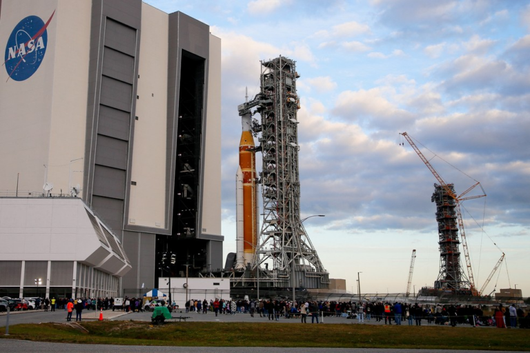 FOTOS: NASA levará astronautas para primeiro sobrevoo lunar em mais de meio século; foguete mede 98 metros e pesa mais de 5 milhões de quilos fotos:-nasa-levara-astronautas-para-primeiro-sobrevoo-lunar-em-mais-de-meio-seculo;-foguete-mede-98-metros-e-pesa-mais-de-5-milhoes-de-quilos