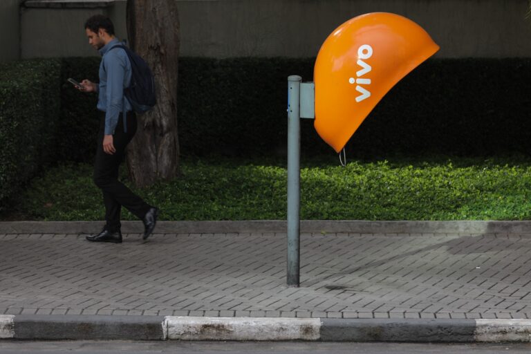 fim-do-orelhao:-telefone-foi-criado-por-arquiteta-chinesa-que-cresceu-no-brasil-e-virou-simbolo-nacional;-veja-a-historia